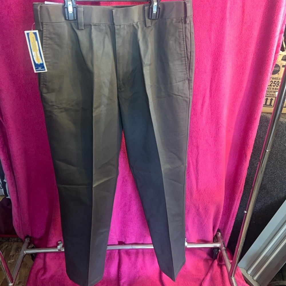 Dress Pants : classic fit 
Size 32 x32 
In Great Condition